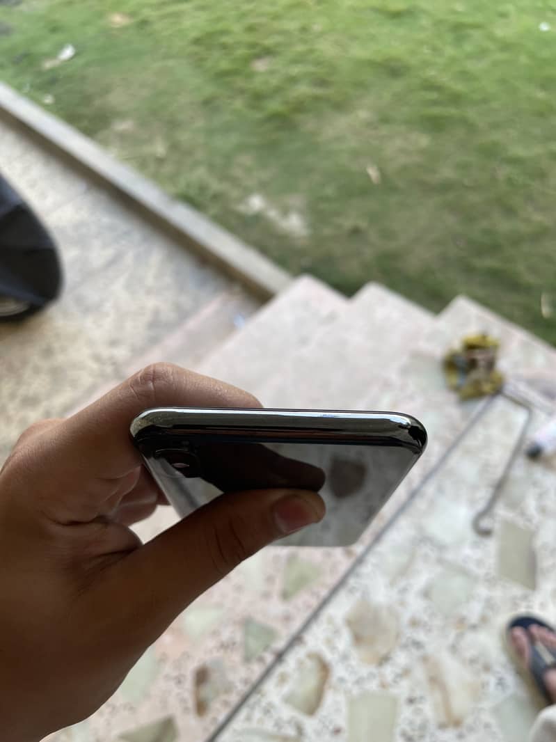 Apple iPhone X 4