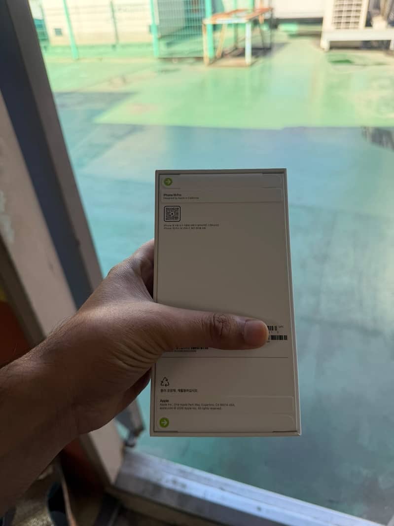 Apple iPhone 18 Pro Box packed 2