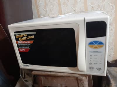Microwave Oven with Quartz Grill - Excellent Condition (Low Used)
