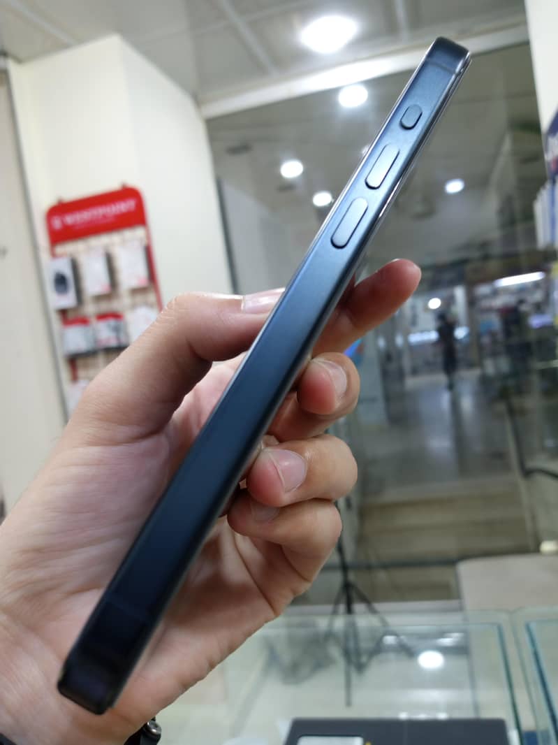 Apple iPhone 15 Pro 3