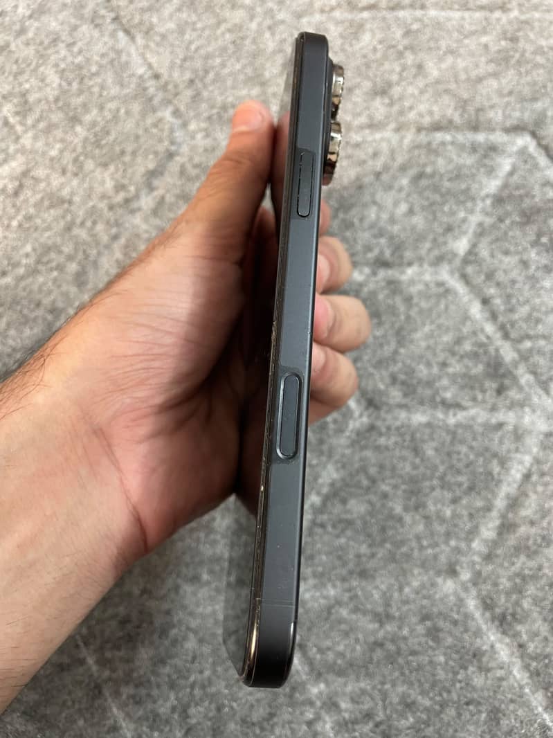 Apple iPhone 16 Pro Max JV 3