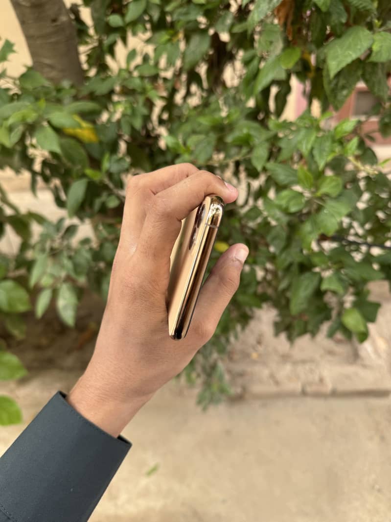 Apple iPhone 11 Pro Max 2