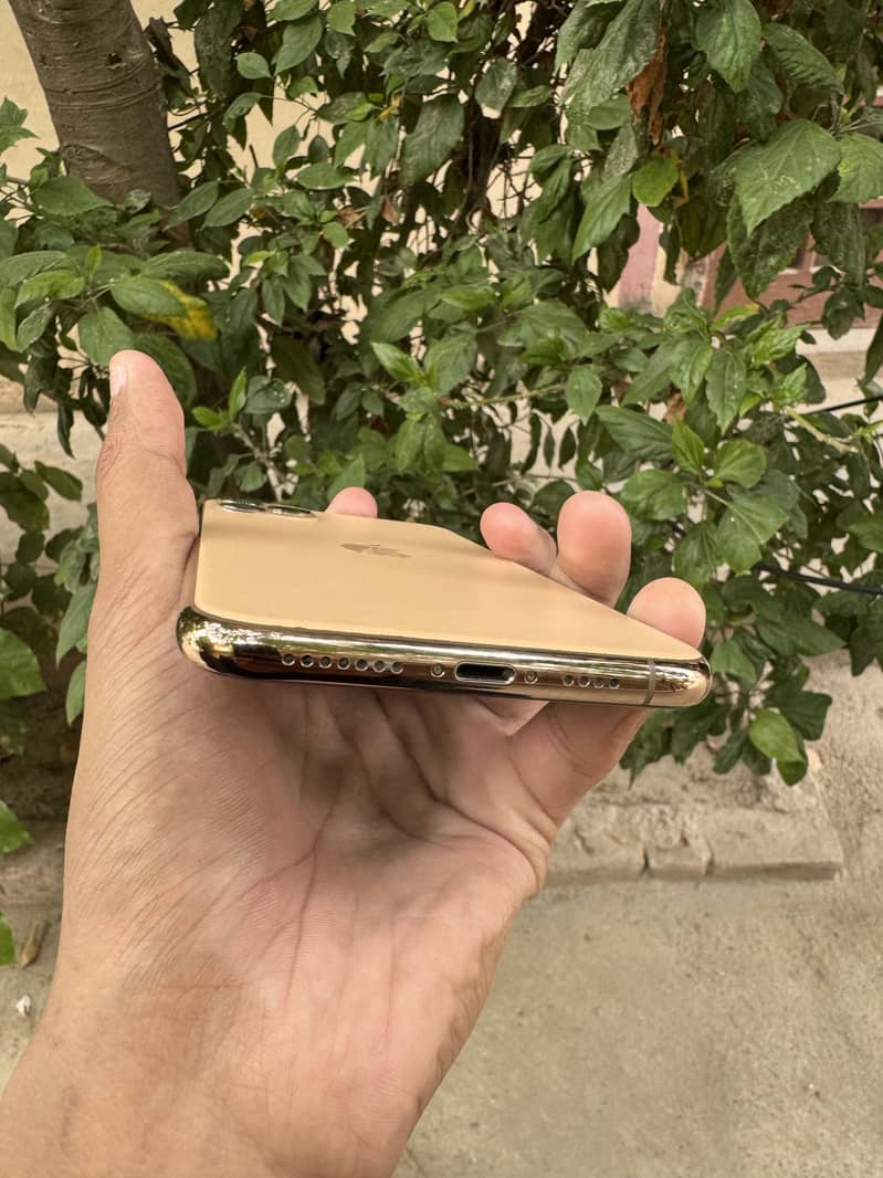 Apple iPhone 11 Pro Max 4