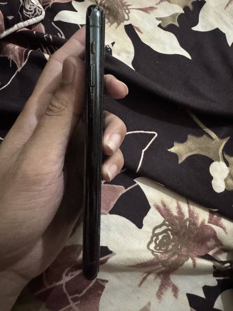 Apple iPhone 11 Pro 4