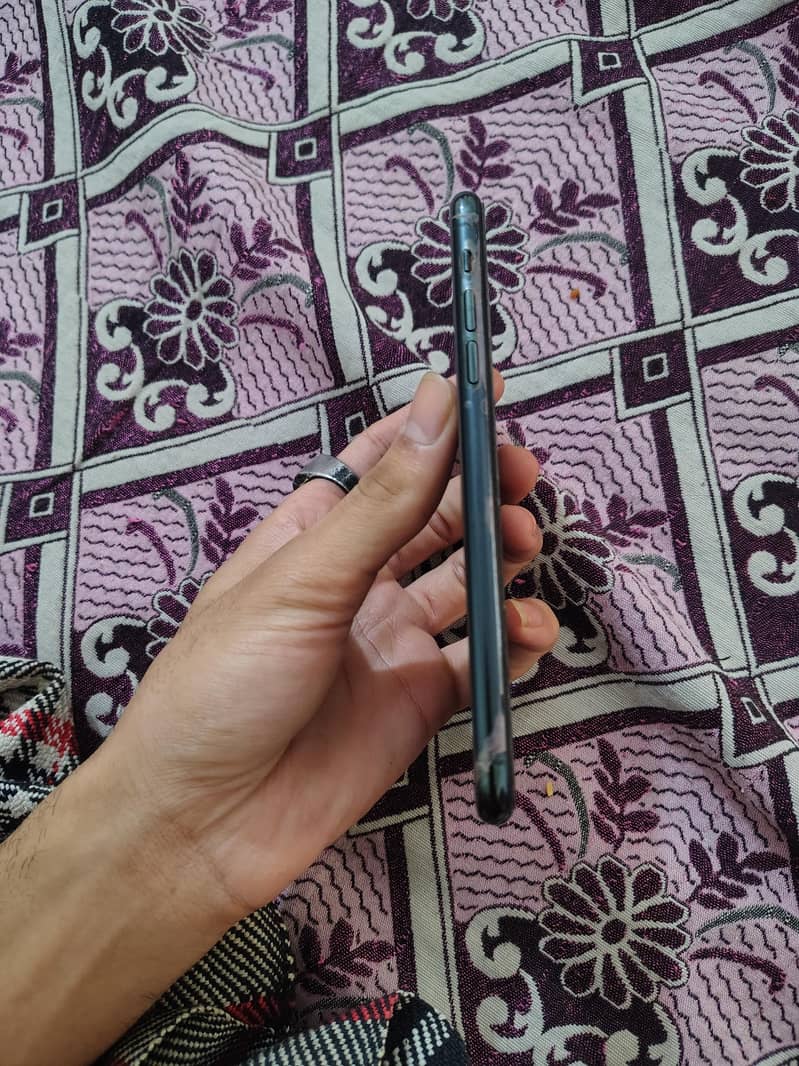 Apple iPhone 11 Pro Max 4