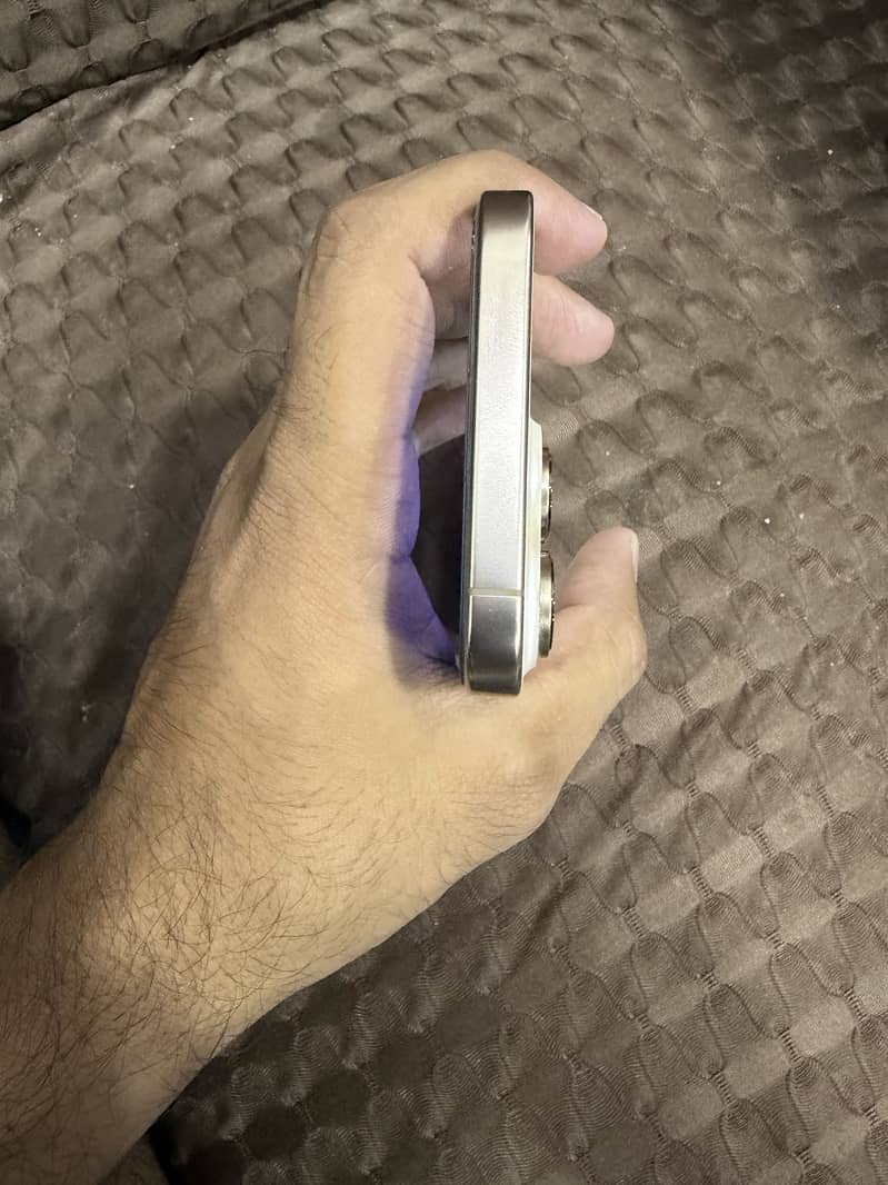 Apple iPhone 16 Pro Max 0
