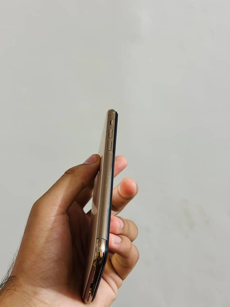 Apple iPhone XS. 2