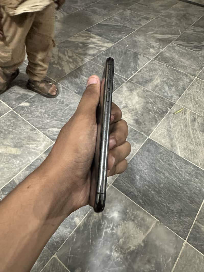 Apple iPhone X 4