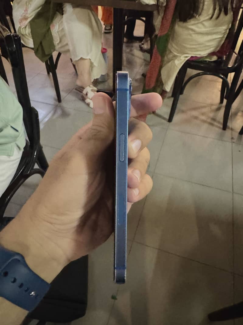 Apple iPhone 13 5