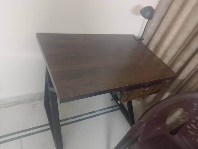 study table with lamp 0