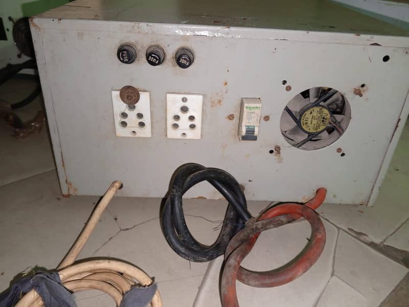 2000 watts UPS 1