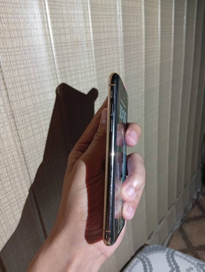 Apple iPhone XS 3