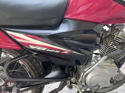 Yamaha yaz 125 fuel tank and side tapa  cover for sale