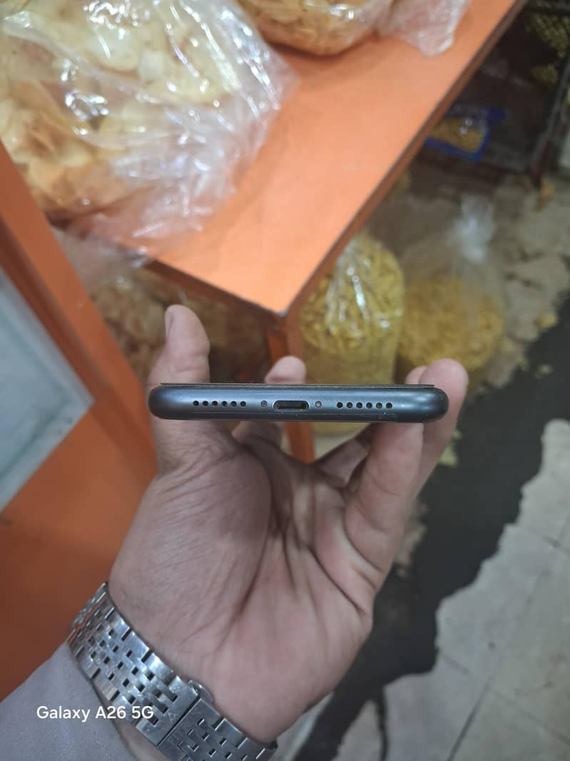 Apple iPhone 11 4