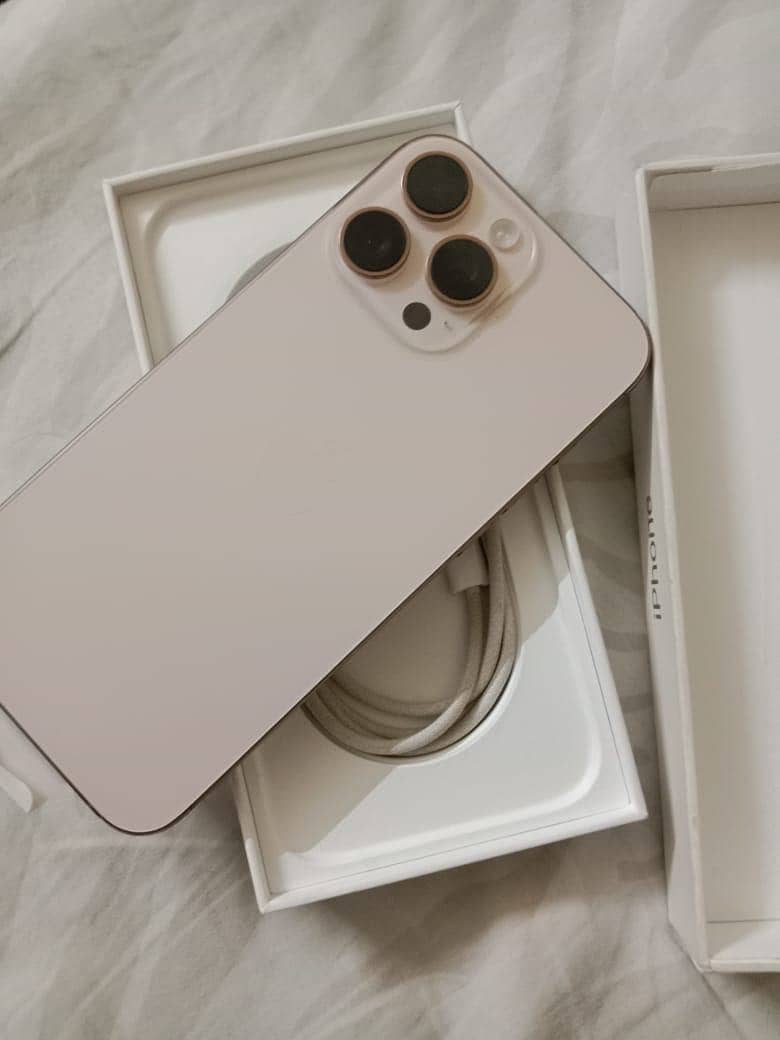 Apple iPhone 16 Pro Max 1