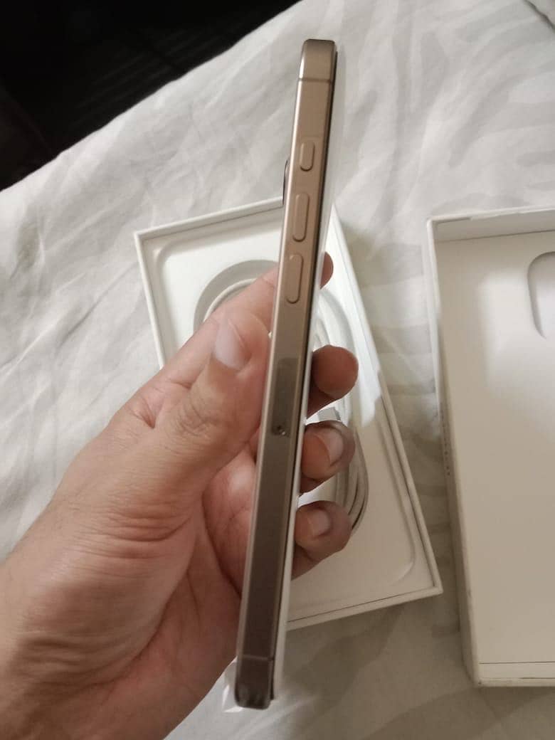 Apple iPhone 16 Pro Max 4
