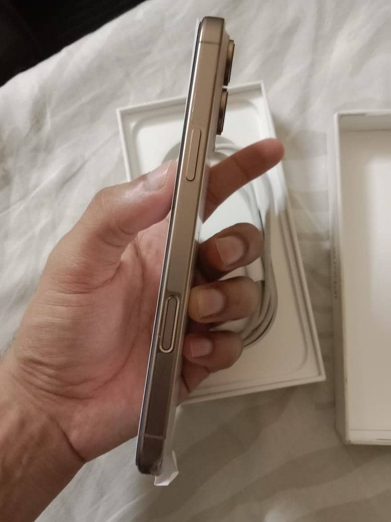 Apple iPhone 16 Pro Max 6