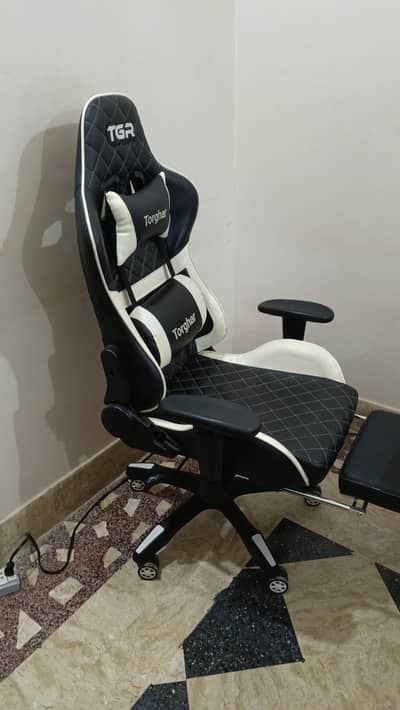 Improted Gamming Chair with foot rest 10/10 Condition