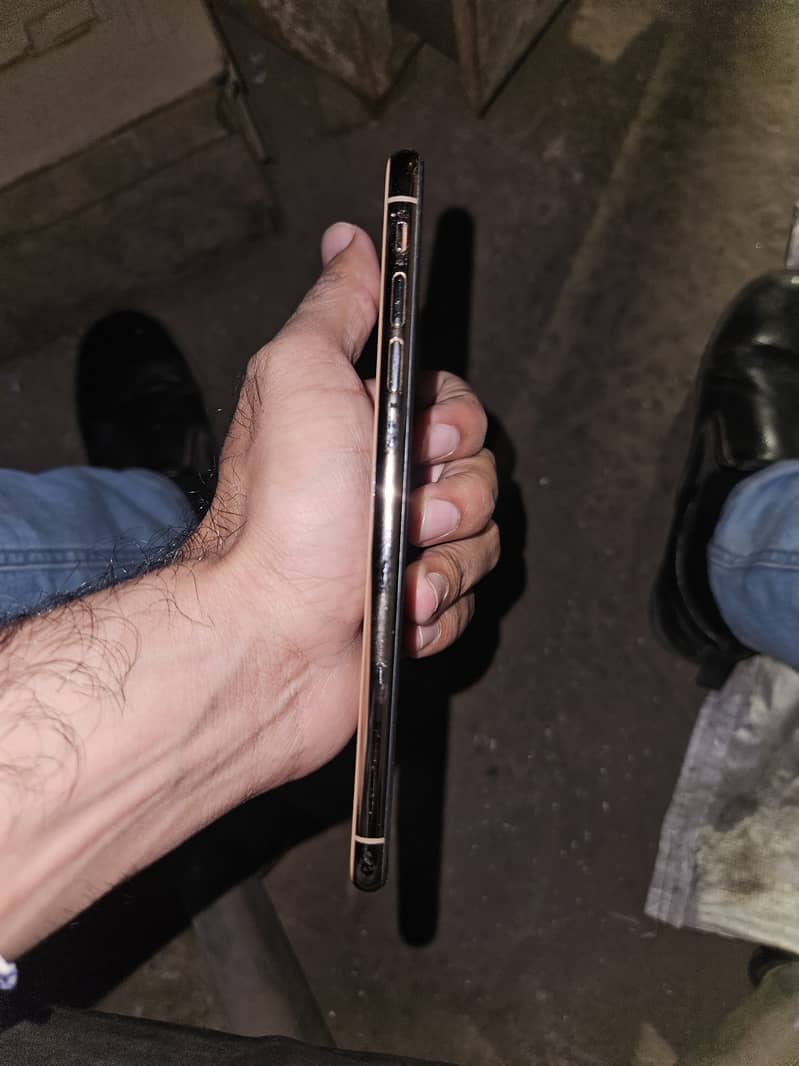 Apple iPhone XS Max 4