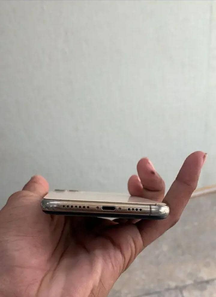 Apple iPhone 11 Pro Max 4