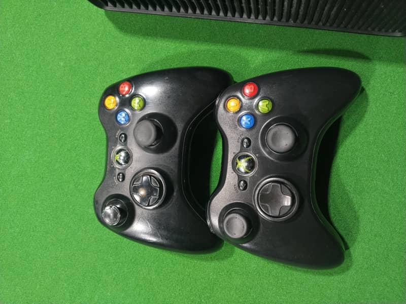 Xbox 360 slim with 2 wireless controllers 0