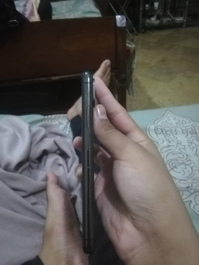 Apple iPhone XS 3