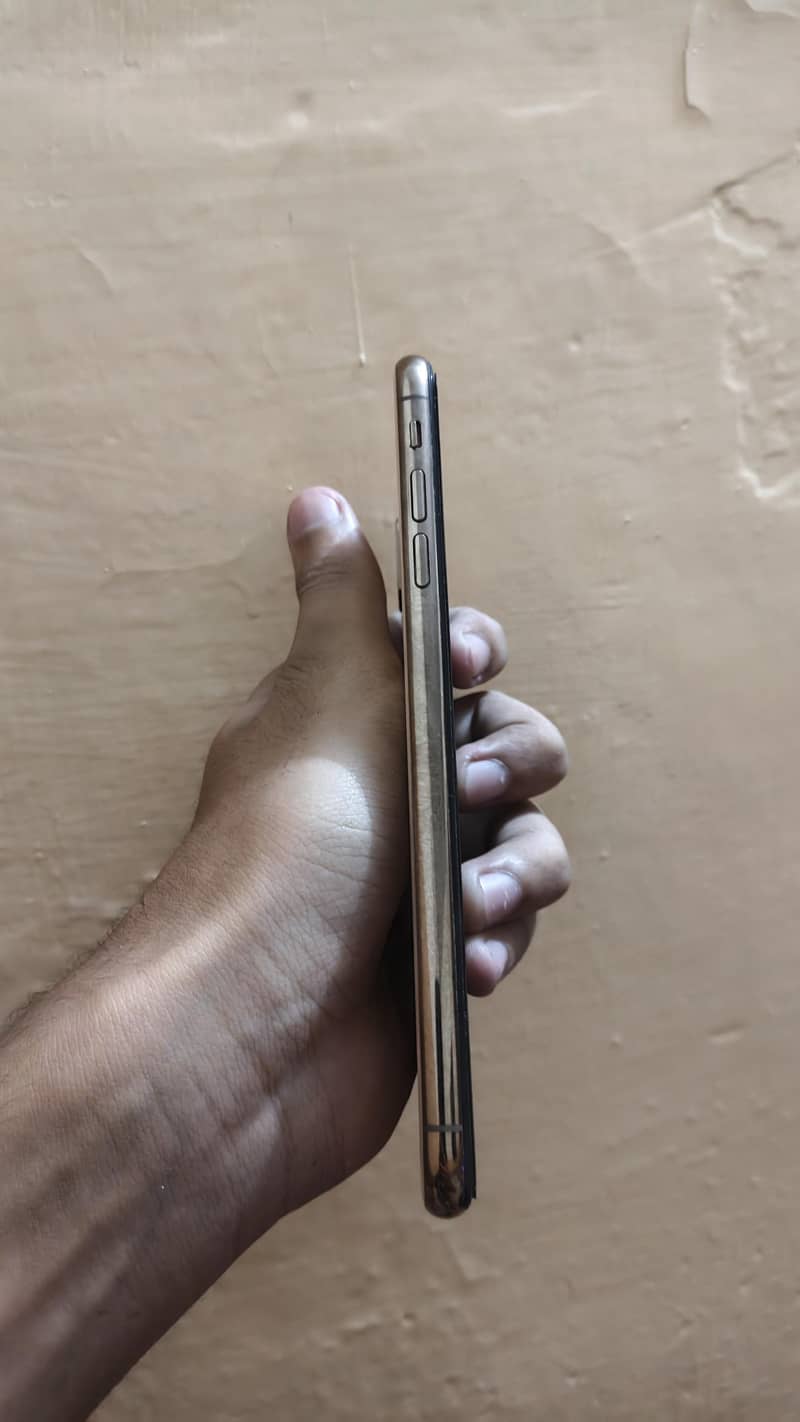 Apple iPhone XS Max 3