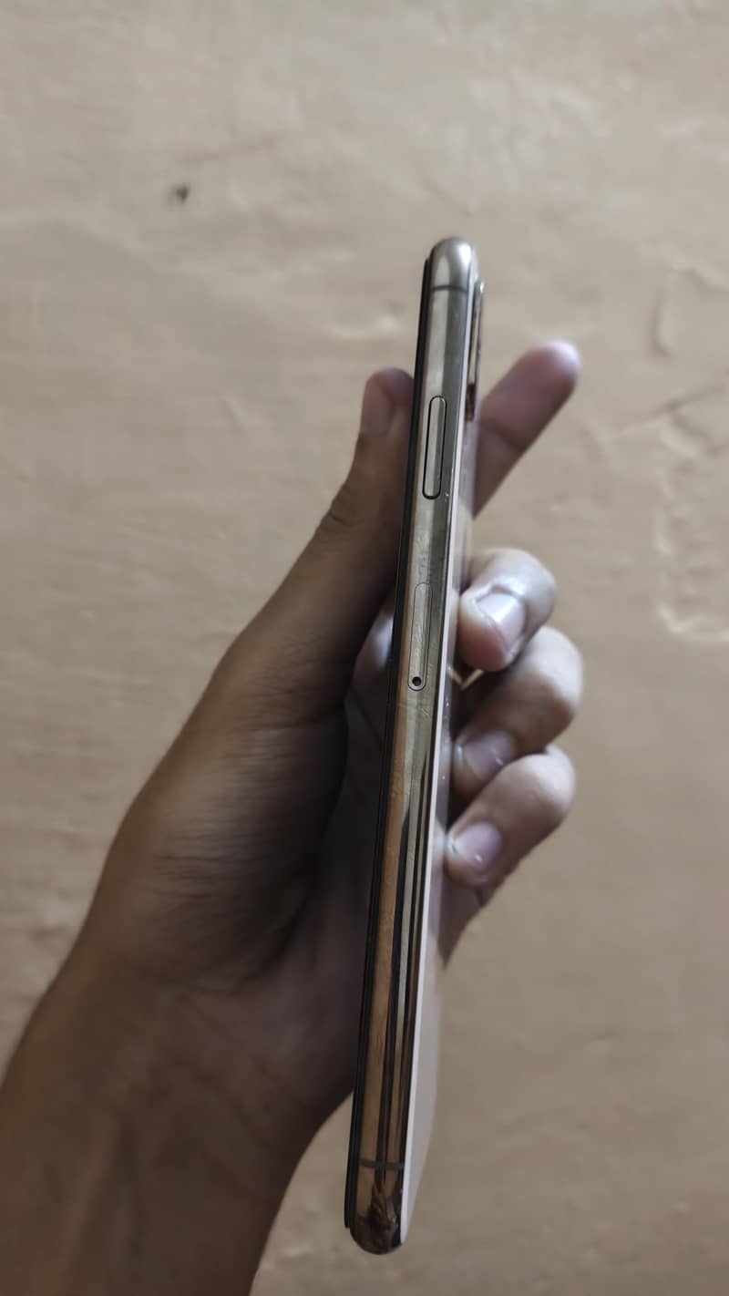 Apple iPhone XS Max 4