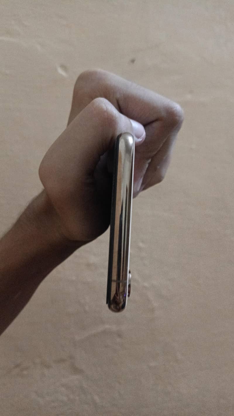 Apple iPhone XS Max 5
