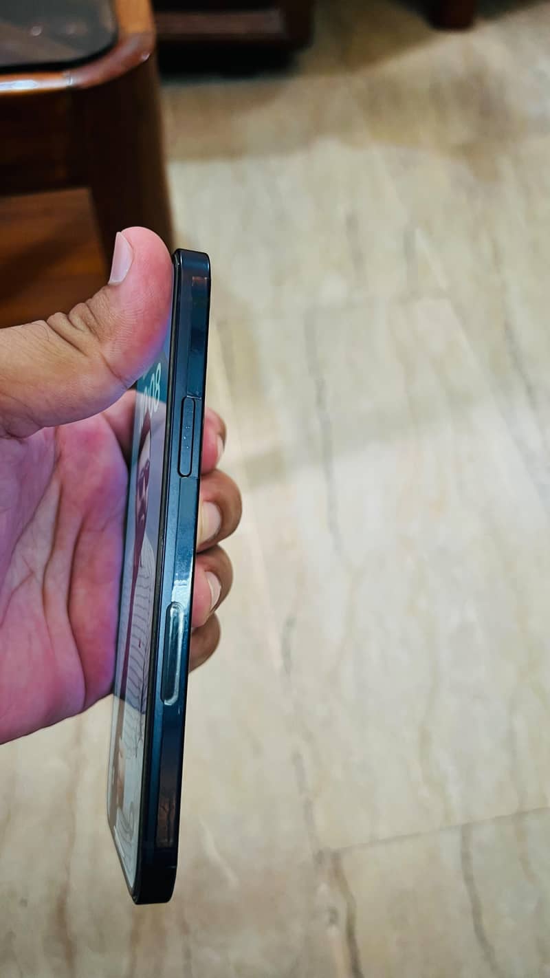 Apple iPhone 12 4