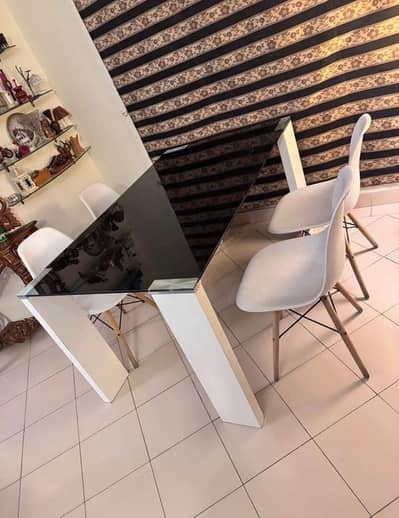 4 seater dinning table in good condition