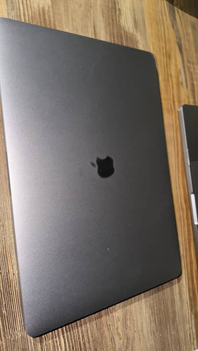 MacBook Pro 2019 16GB 512GB 240 cycles