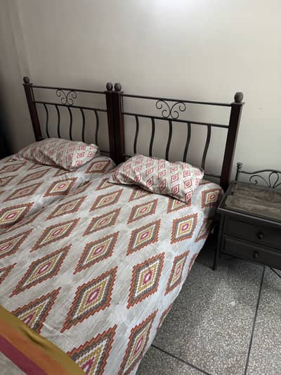 2 Single Beds with Side Table