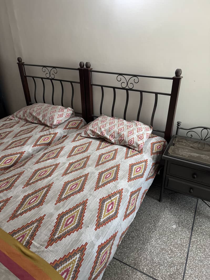 2 Single Beds with Side Table 1