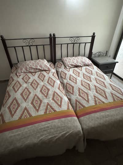 2 Single Beds with Side Table