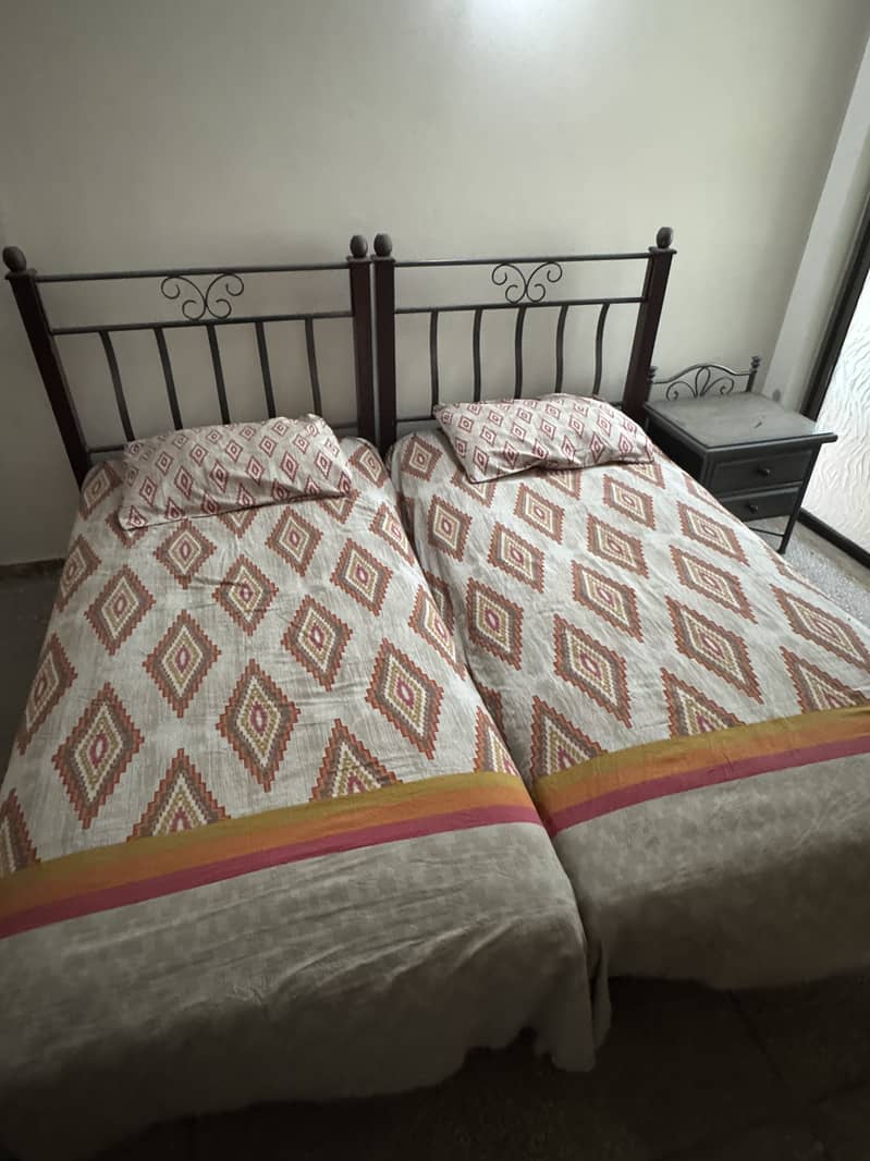 2 Single Beds with Side Table 0