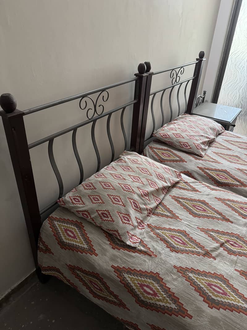 2 Single Beds with Side Table 2