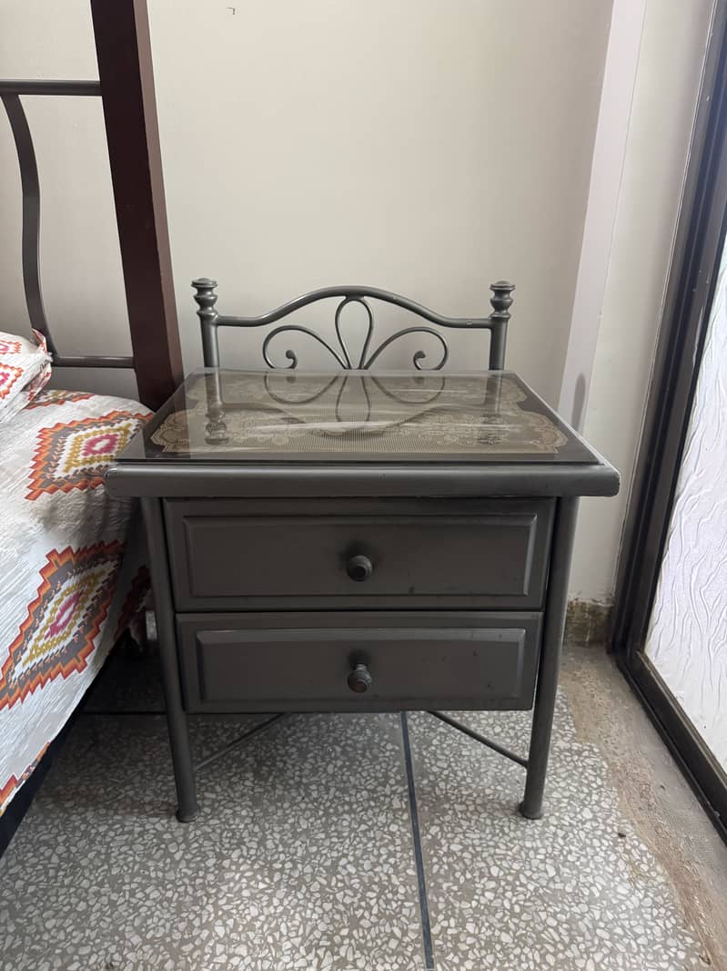 2 Single Beds with Side Table 3
