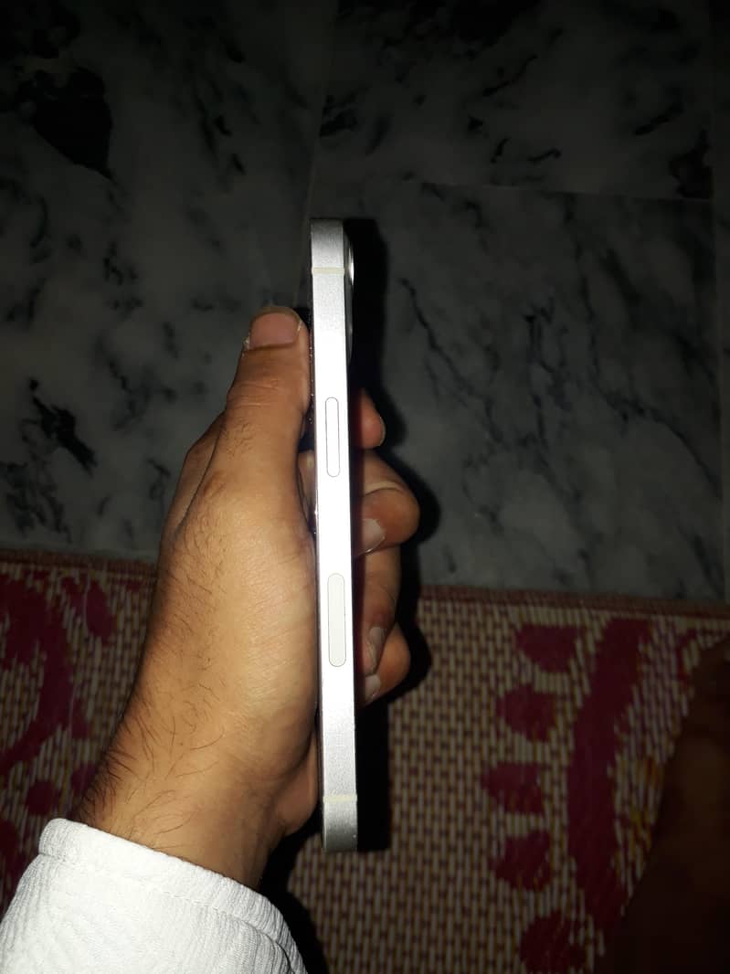 Apple iPhone 13 4