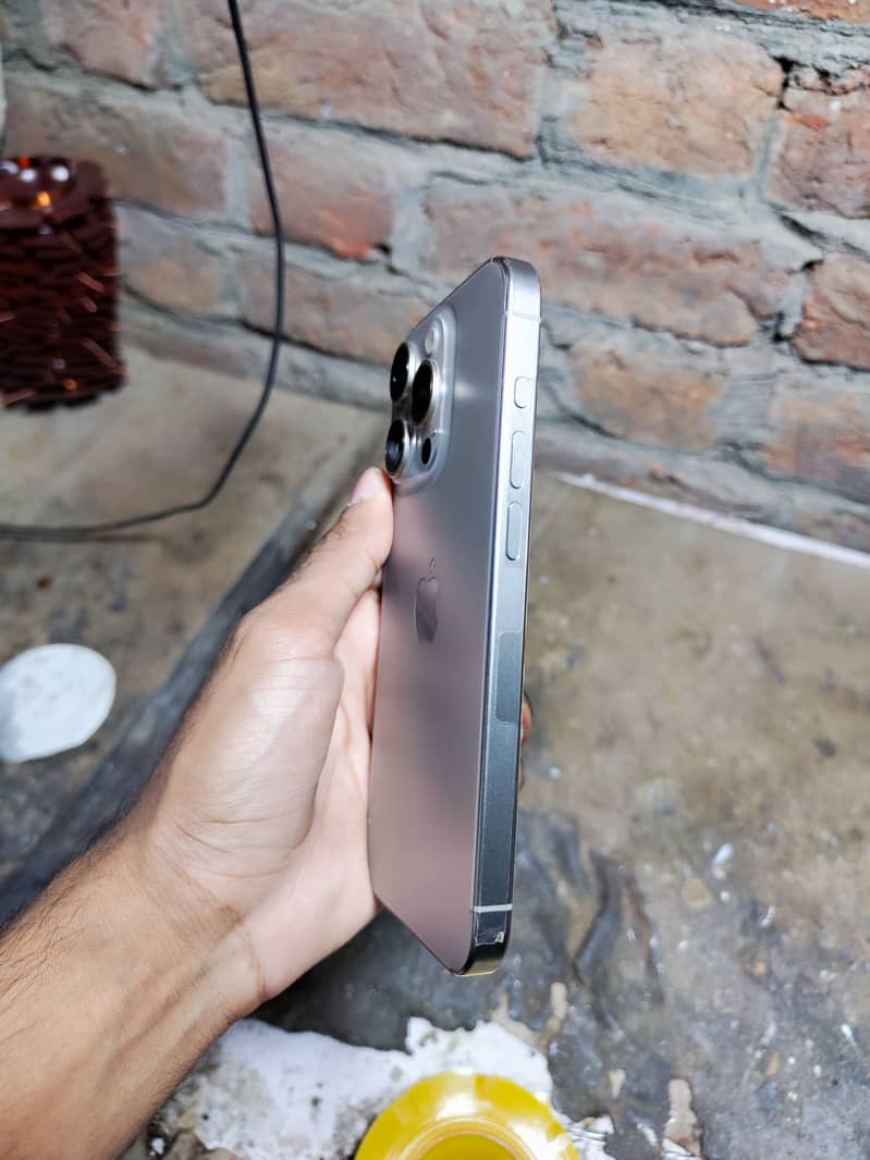 Apple iPhone 15 Pro 4