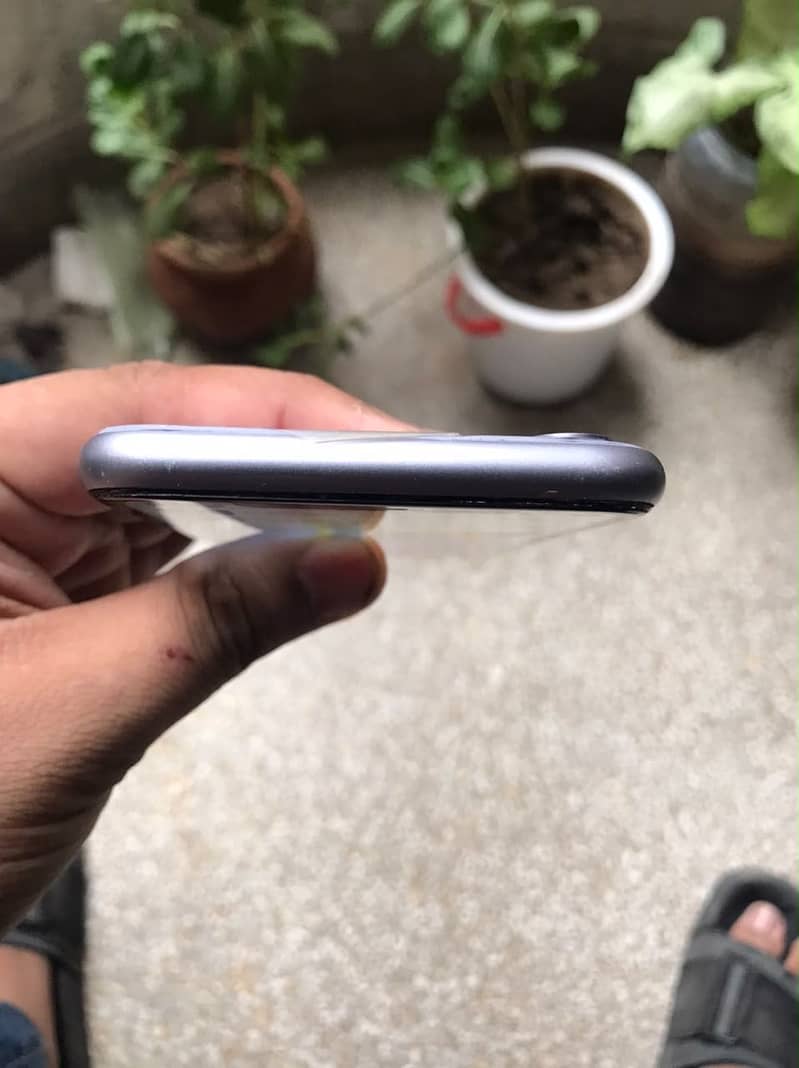 Apple iPhone 11 4