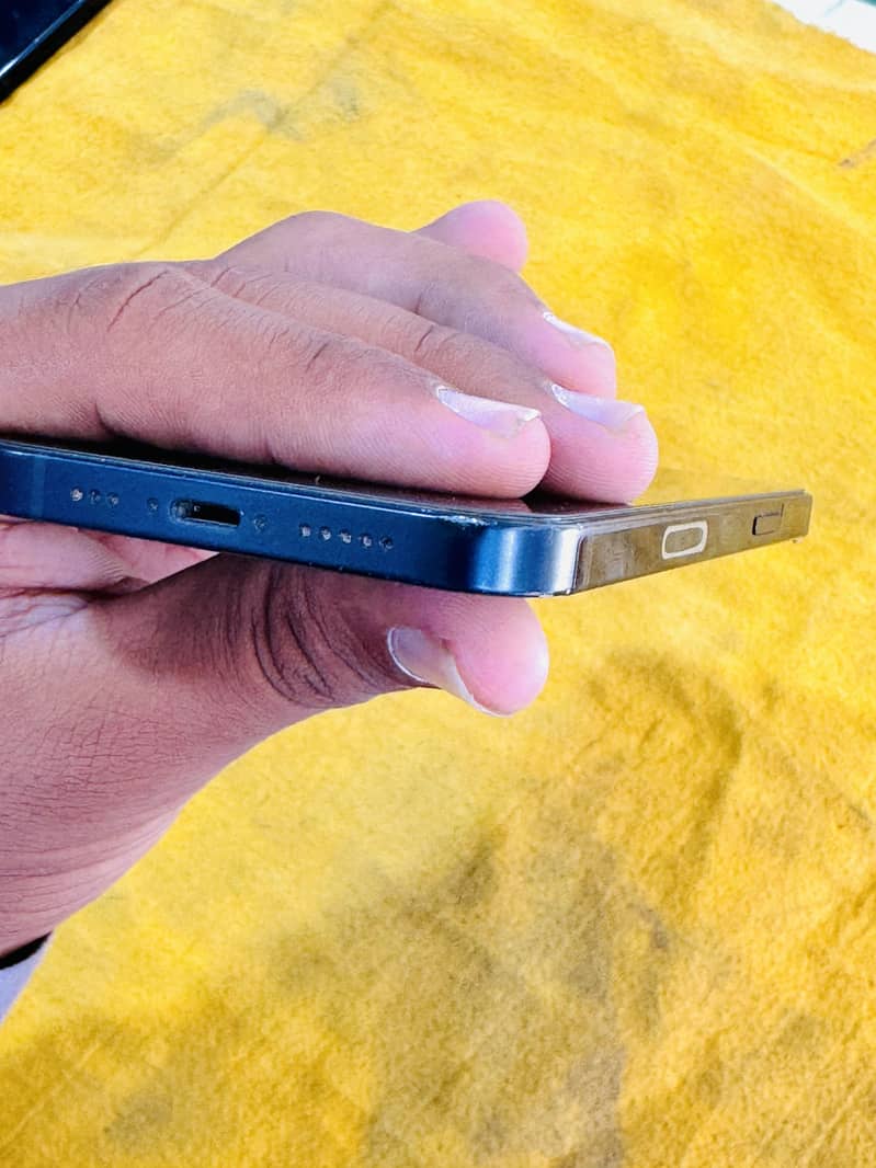 Apple iPhone 12 4