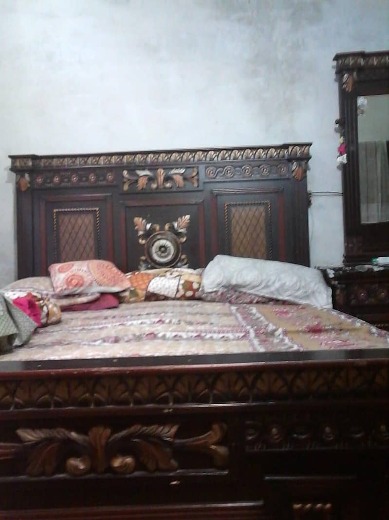 BED SET WITH SIDE TABLE AND MIRROR 2