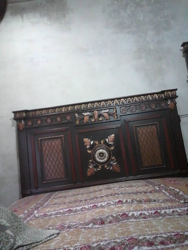 BED SET WITH SIDE TABLE AND MIRROR 3
