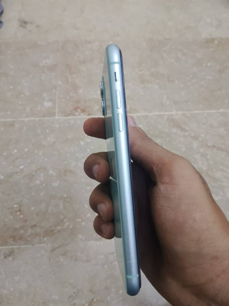 Apple iPhone 11 4