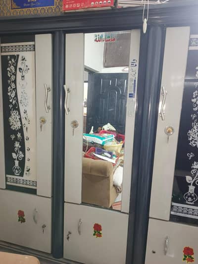3 door wardrobe only 6 month used