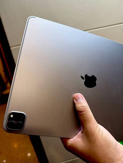 Apple iPad Pro 6TH Generation M2 Chip 13” Feels Like New