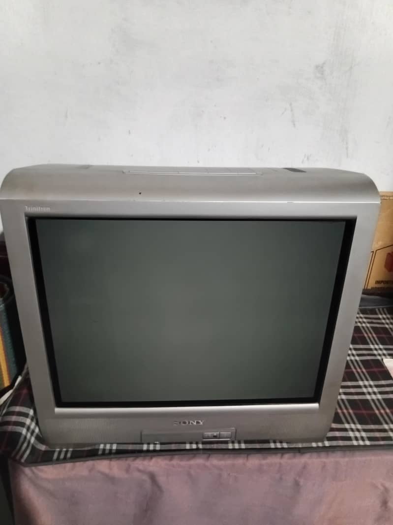 Title: Sony Trinitron CRT Television – Classic Retro TV 0