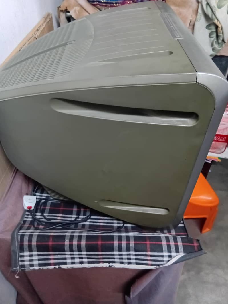 Title: Sony Trinitron CRT Television – Classic Retro TV 1