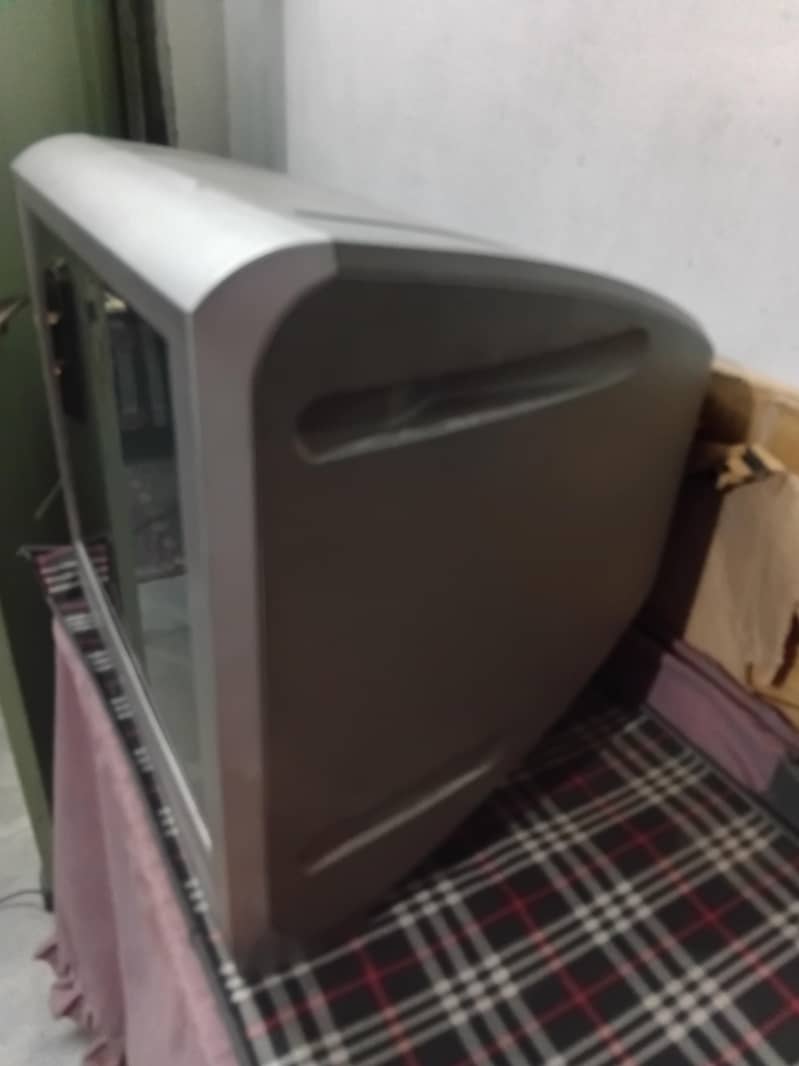 Title: Sony Trinitron CRT Television – Classic Retro TV 2